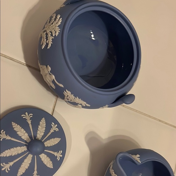 Vintage Wedgwood Blue and White Tea Set Jasperware made in England - Picture 6 of 7